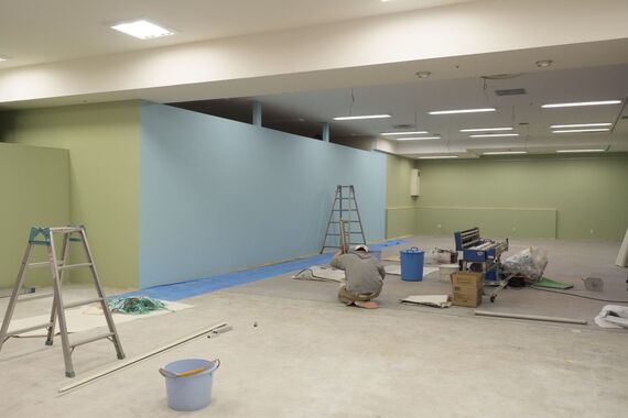 店舗の改装を行うスタッフ