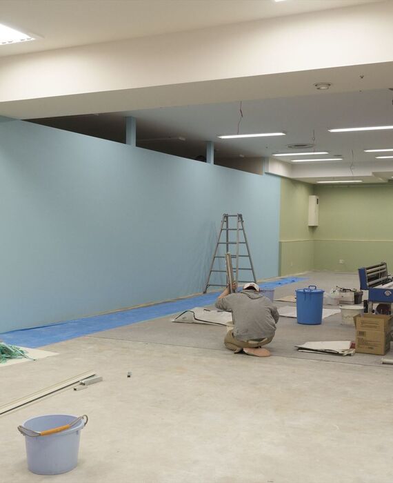 店舗の改装を行うスタッフ