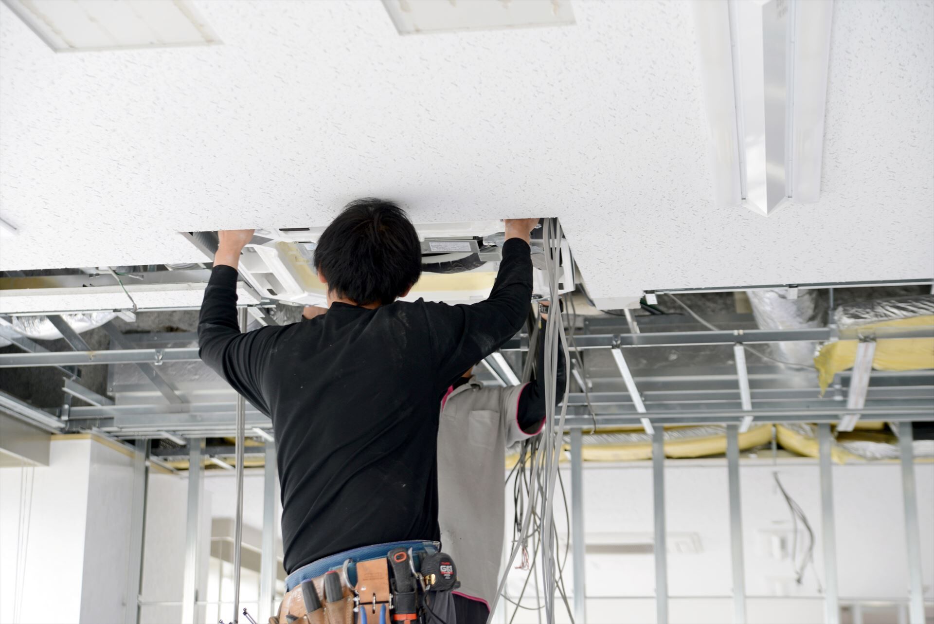 天井の施工をするスタッフ