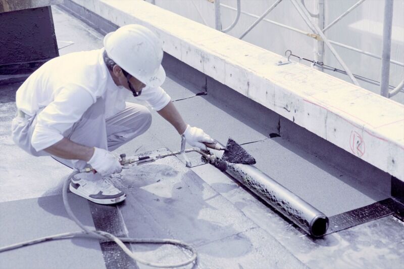 新築の建物で防水工事をい粉う作業員jpg